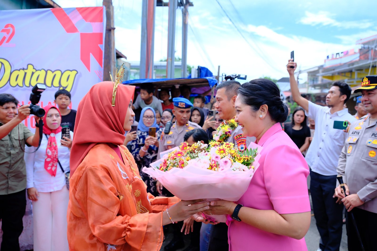 Sambut HUT Bhayangkara ke-79, Kapolda Sulsel Serahkan Bantuan Bedah Rumah di Makassar