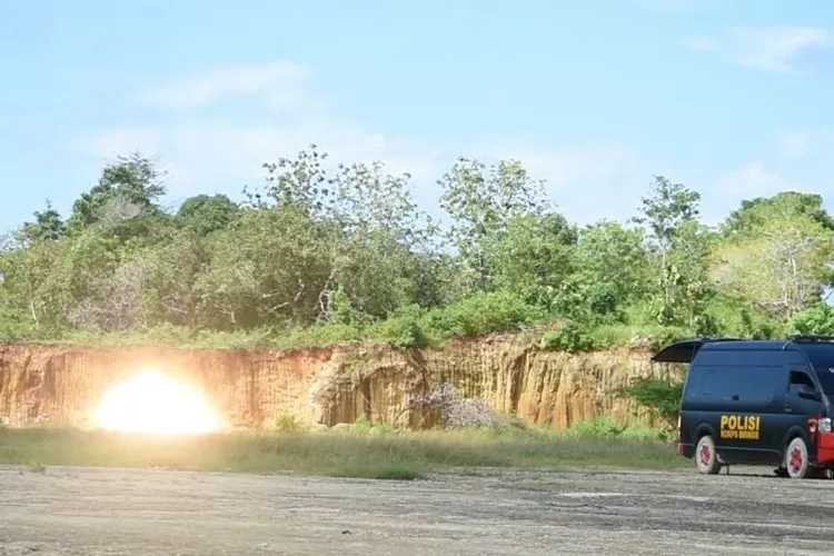 Tim Gegana Polda Sulsel Musnahkan Barang Bukti 592 Detonator Bom Ikan di Bulukumba
