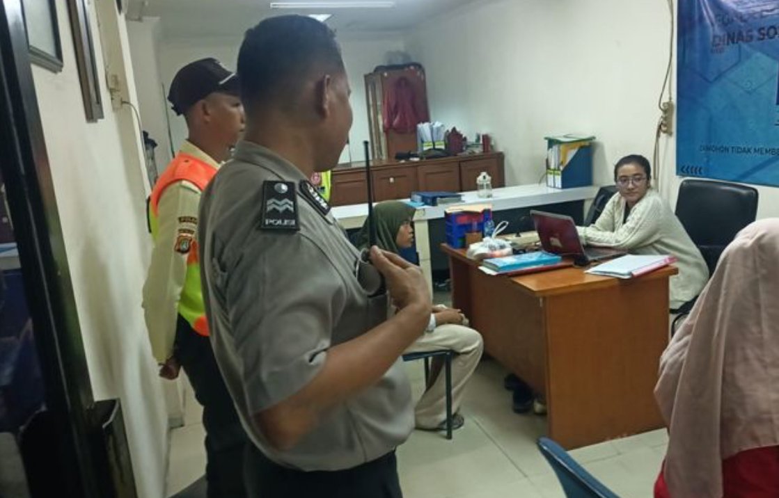 Ulah ODGJ di Stasiun Gang Setiong, Dorong Satpam hingga Nyaris Tertabrak KRL